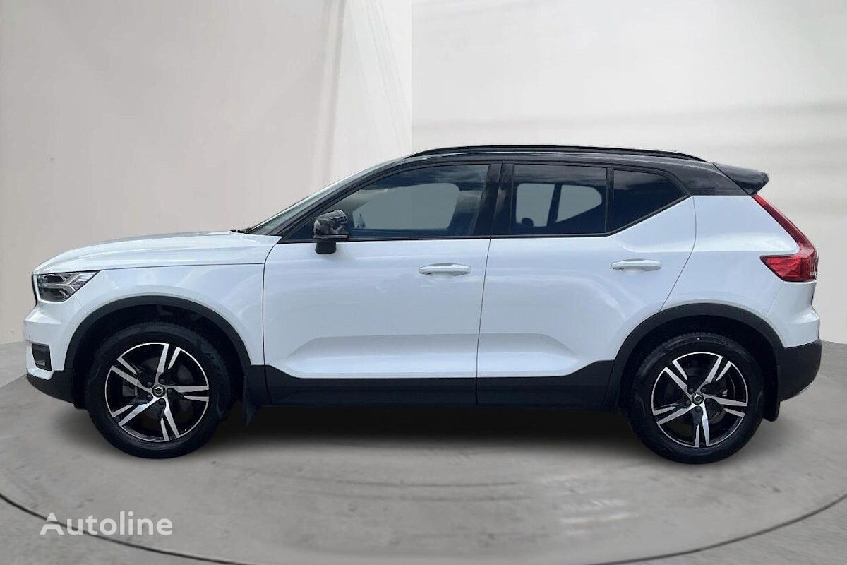 кросовер Volvo XC40